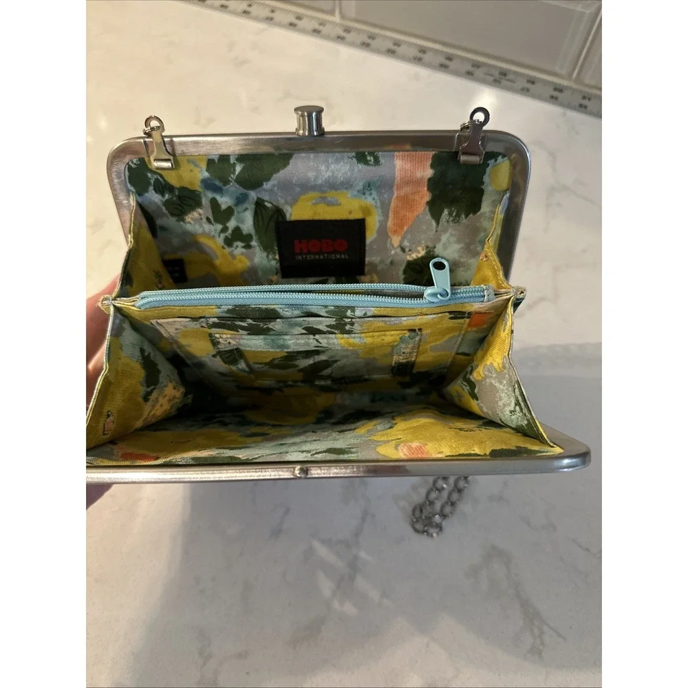 HOBO INTERNATIONAL Vintage Kiss-Lock Frame Clutch Bag Light Green Leather Chain